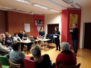 Policjantka na spotkaniu z podopiecznymi fundacji Echo