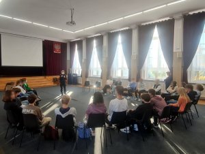 Policjant w trakcie spotkania