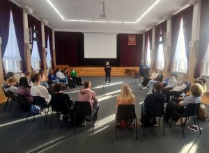 Policjant w trakcie spotkania