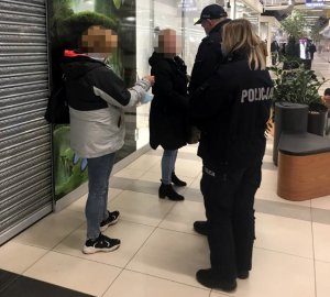 Policjanci w czasie kontroli centrum handlowego