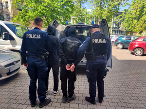 Policjanci z zatrzymanymi