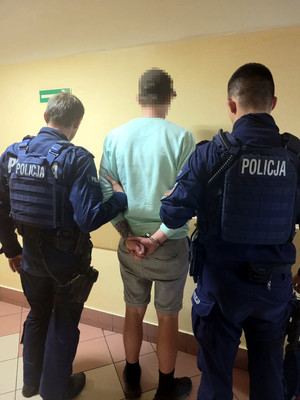 Policjanci z zatrzymanym