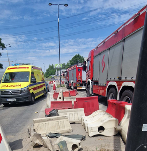 Zasnęła za kierownicą i uderzyła w barierki, pierwszy na miejscu policjant w drodze na służbę