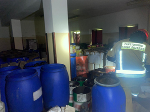 Dozór policji dla 3 podejrzanych o przechowywanie nielegalnych odpadów oraz leków