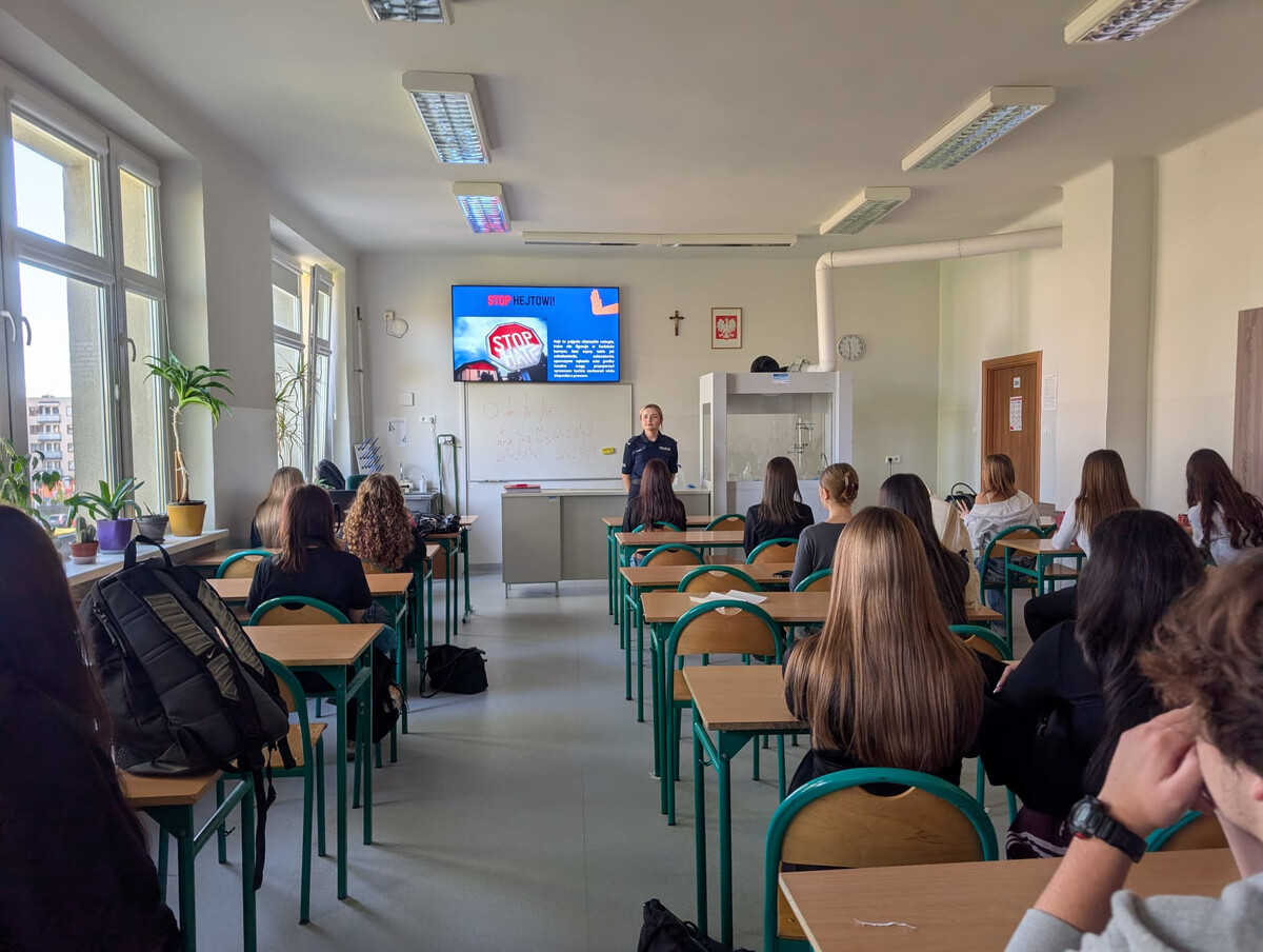 Spotkanie policji z uczniami LVI Liceum Ogólnokształcącego na Ochocie